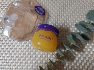 틱톡 [후르디아] 튼입술해결템 올리브영 블루베리 하이드레이팅 허니 립밤 — 5점을 준 리뷰어가 2024년 3월 올린 사용 사진