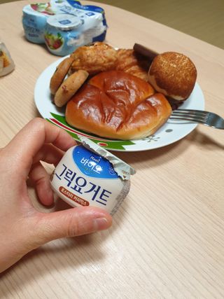 매일바이오 그릭요거트 오리지널 플레인 4개, 로스터리 커피믹스 4개 — 5점을 준 리뷰어가 2021년 12월 올린 사용 사진