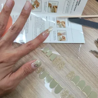 [네일가게] 햇빛에 닿으면 색이 변하는 신기한 햇살 반전 네일스티커_B — 5점을 준 리뷰어가 2021년 9월 올린 사용 사진