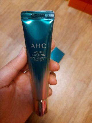 [NEW 탄력유턴 아이크림] AHC 유스 래스팅 리얼 아이크림 포 페이스 — 5점을 준 리뷰어가 2021년 1월 올린 사용 사진