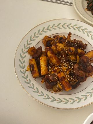 화끈한녀석들 새오똥400g 새우,오징어,똥집 볶음요리 소스,밀떡, 참기름 포함 — 5점을 준 리뷰어가 2022년 11월 올린 사용 사진