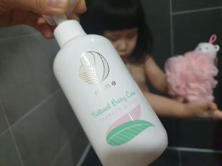 mom e 맘이 내추럴 베이비 케어 샴푸앤바스+로션 — 4.5점을 준 리뷰어가 2021년 1월 올린 사용 사진