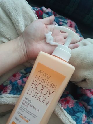 [과일나라] 바세린 모이스처 바디로션 1000ml 2종 — 5점을 준 리뷰어가 2021년 10월 올린 사용 사진