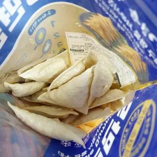 (주)성경순만두 곤약만두.콘치즈만두,삼각당면만두,당면 야끼만두,대구전통 납작만두,떡뽁이 매콤소스,달콤소스 — 5점을 준 리뷰어가 2023년 4월 올린 사용 사진