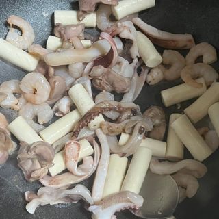 화끈한녀석들 새오똥400g 새우,오징어,똥집 볶음요리 소스,밀떡, 참기름 포함 — 3점을 준 리뷰어가 2022년 12월 올린 사용 사진