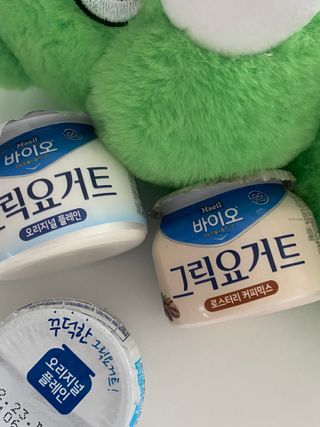 매일바이오 그릭요거트 오리지널 플레인 4개, 로스터리 커피믹스 4개 — 5점을 준 리뷰어가 2021년 12월 올린 사용 사진