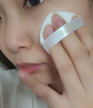 위뜨 글로시 레이어 쿠션 — 5점을 준 리뷰어가 2022년 7월 올린 사용 사진