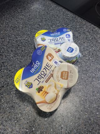 매일바이오 그릭요거트 오리지널 플레인 4개, 로스터리 커피믹스 4개 — 5점을 준 리뷰어가 2021년 12월 올린 사용 사진