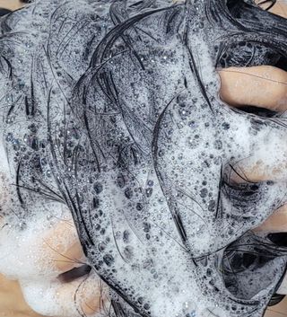 프리마인 더이상 뻣뻣하고 효과없는 탈모샴푸는 NO. 근본부터 케어하는 셀베이스 그린티샴푸(500ml) — 4.5점을 준 리뷰어가 2023년 5월 올린 사용 사진