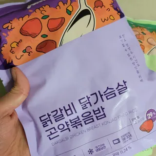 [푸딩팩토리] 요잇조잇 닭갈비 닭가슴살/김치 닭가슴살 곤약볶음밥 2종 (김치볶음밥 2개 닭갈비 볶음밥 1개) — 5점을 준 리뷰어가 2022년 8월 올린 사용 사진