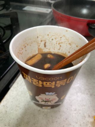 유비쿡 컵떡볶이 매운컵떡볶이2개/ 짜장컵떡볶이 2개  총 4개세트 — 5점을 준 리뷰어가 2021년 2월 올린 사용 사진