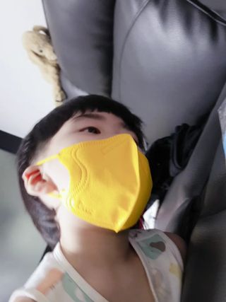 [블루 본 아이노우] 유아용 컬러마스크 40 PCS SET 2중 택 1 — 5점을 준 리뷰어가 2021년 4월 올린 사용 사진