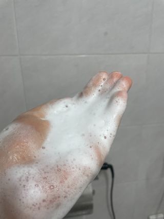 프리마인 더이상 뻣뻣하고 효과없는 탈모샴푸는 NO. 근본부터 케어하는 셀베이스 그린티샴푸(500ml) — 5점을 준 리뷰어가 2023년 4월 올린 사용 사진