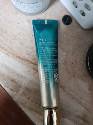[NEW 탄력유턴 아이크림] AHC 유스 래스팅 리얼 아이크림 포 페이스 — 5점을 준 리뷰어가 2021년 2월 올린 사용 사진