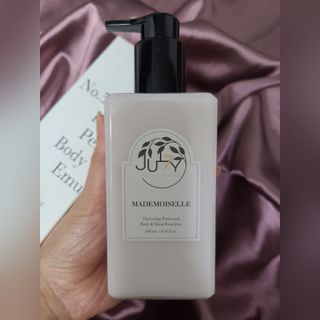 줄라이 모닝 _ JULY MORNING 줄라이모닝 하이드레이팅 퍼퓸드 바디앤핸드 에멀젼 — 5점을 준 리뷰어가 2021년 9월 올린 사용 사진