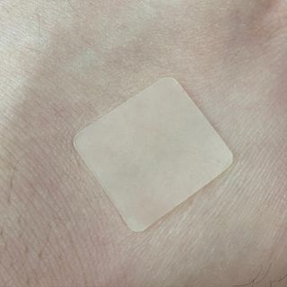 [큐어반H 커팅] 간편하게 떼서 쓰는 자외선차단 습윤밴드 (1팩/30매입) — 5점을 준 리뷰어가 2022년 12월 올린 사용 사진