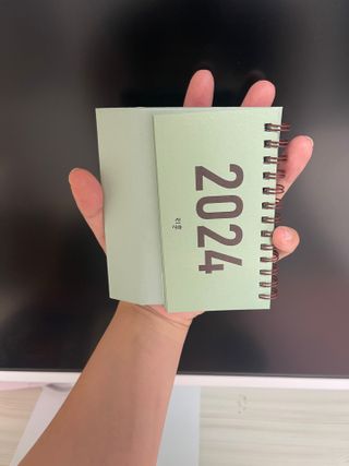 리훈 2024년달력 언더모니터 미니 탁상달력 — 5점을 준 리뷰어가 2023년 10월 올린 사용 사진
