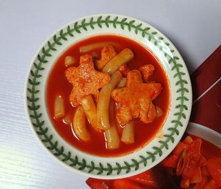빨간키트 떡볶이 밀키트 2~3인분 매운맛 국물 떡볶이 만들기 쉬운 황금 레시피 분말 소스로 간편한 요리 — 5점을 준 리뷰어가 2021년 8월 올린 사용 사진