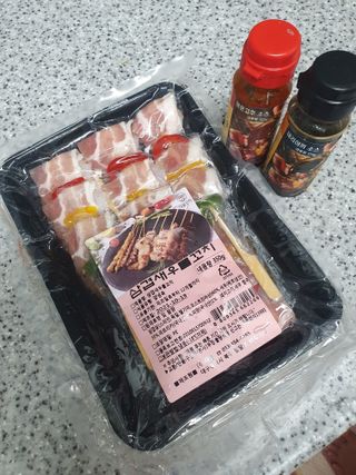 [다물꼬치] 삼겹새우롤꼬치 5개입 350g  + 데리야끼소스 120g + 매운고추소스 120g — 4.5점을 준 리뷰어가 2021년 11월 올린 사용 사진