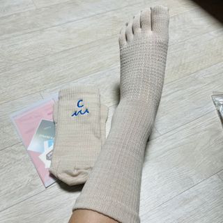 카우아이 필라테스 기어 / 스튜디오 운동을 도와주는 일체형 논슬립 발가락 양말 — 3점을 준 리뷰어가 2021년 3월 올린 사용 사진