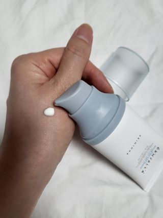 [스킨1004] 마다가스카르 센텔라 히알루-시카 워터핏 선세럼 50ml — 5점을 준 리뷰어가 2024년 5월 올린 사용 사진