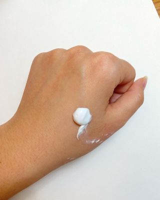 [엠메이데이] 샤워인샤워 화이트 바디 톤업크림 300g — 5점을 준 리뷰어가 2021년 12월 올린 사용 사진