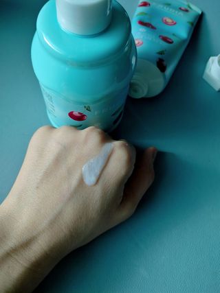 [후르디아] 과즙 뿜뿜_체리 바디워시+바디에센스 세트 — 5점을 준 리뷰어가 2021년 1월 올린 사용 사진
