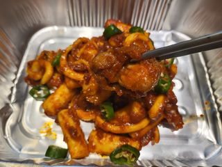화끈한녀석들 새오똥400g 새우,오징어,똥집 볶음요리 소스,밀떡, 참기름 포함 — 4점을 준 리뷰어가 2022년 11월 올린 사용 사진
