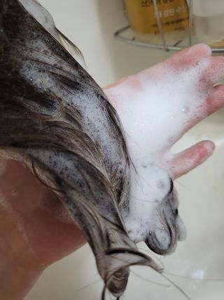 프리마인 더이상 뻣뻣하고 효과없는 탈모샴푸는 NO. 근본부터 케어하는 셀베이스 그린티샴푸(500ml) — 5점을 준 리뷰어가 2023년 3월 올린 사용 사진
