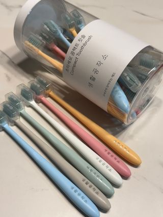 생활공작소 [네이버구매평] 미세모 콤팩트 칫솔 부드러운칫솔 치과칫솔 교정용 24개 — 5점을 준 리뷰어가 2025년 6월 올린 사용 사진