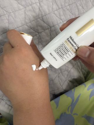 하이브리온 [쿠팡]멜라제로 시카엑소좀 크림 50ml PDRN 줄기세포 주름 미백기능성 피부과 병원입점, 1개, 50g — 5점을 준 리뷰어가 2025년 7월 올린 사용 사진