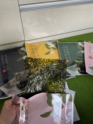[해림맛김] 들기름에 구운 바삭바삭 김 4종 세트 + 1종 랜덤발송 총5개입 — 4.5점을 준 리뷰어가 2021년 2월 올린 사용 사진