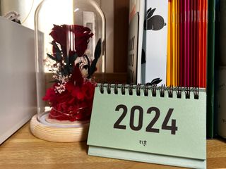 리훈 2024년달력 언더모니터 미니 탁상달력 — 5점을 준 리뷰어가 2023년 10월 올린 사용 사진