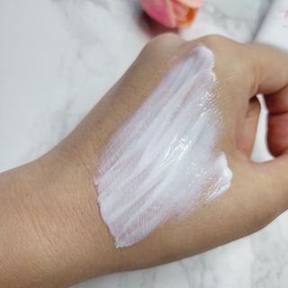리더스코스메틱 리더스 카밍 바이오틱스 선 에센스 SPF 50+ PA++++ — 5점을 준 리뷰어가 2022년 8월 올린 사용 사진