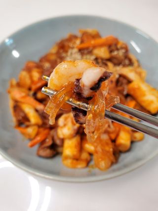화끈한녀석들 새오똥400g 새우,오징어,똥집 볶음요리 소스,밀떡, 참기름 포함 — 4점을 준 리뷰어가 2022년 12월 올린 사용 사진