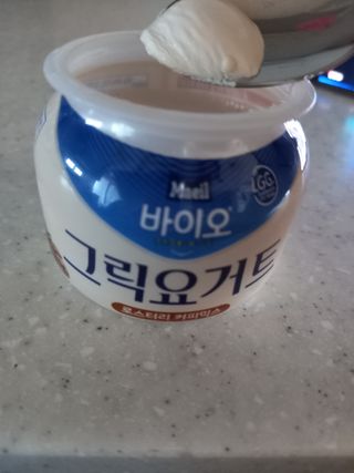 매일바이오 그릭요거트 오리지널 플레인 4개, 로스터리 커피믹스 4개 — 4점을 준 리뷰어가 2021년 12월 올린 사용 사진