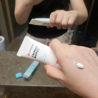 리더스코스메틱 리더스 카밍 바이오틱스 선 에센스 SPF 50+ PA++++ — 5점을 준 리뷰어가 2022년 6월 올린 사용 사진