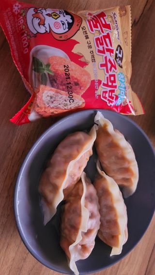 삼양냉동 [삼양] 얇은피불닭왕교자+얇은피까르보불닭왕교자 총4팩 — 5점을 준 리뷰어가 2021년 2월 올린 사용 사진