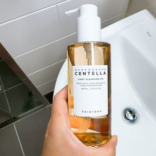 스킨1004 [SKIN1004] 마다가스카르 센텔라 라이트 클렌징 오일 200ml — 5점을 준 리뷰어가 2024년 8월 올린 사용 사진