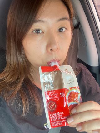 자연에온 핑크 자몽 착즙 100mL 10개입 1BOX +가 득담은 자몽 콜라겐 젤리스틱 1BOX — 5점을 준 리뷰어가 2021년 7월 올린 사용 사진