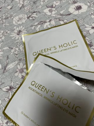 퀸즈홀릭 라이스 보내티컬 아이 마스크 퀸즈홀릭 X 레아라 다이아포스 라이스 보태니컬 링클 리프팅 아이 마스크 7매 1BOX — 5점을 준 리뷰어가 2022년 5월 올린 사용 사진