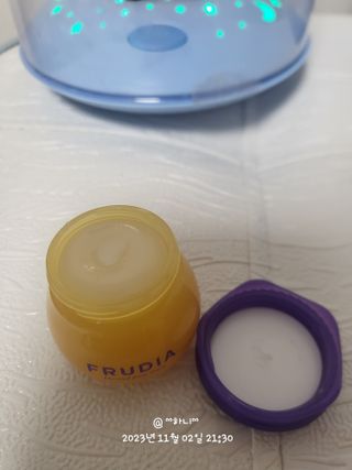 틱톡 [후르디아] 튼입술해결템 올리브영 블루베리 하이드레이팅 허니 립밤 — 5점을 준 리뷰어가 2023년 11월 올린 사용 사진