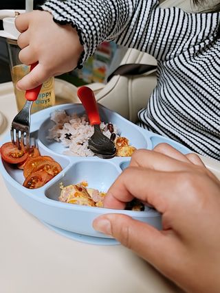 유비맘 캐릭터 실리콘 흡착 식판_색상 랜덤발송 — 5점을 준 리뷰어가 2021년 1월 올린 사용 사진
