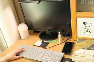 TOMO GRAPHY 나 있을땐 환한 조명 나 없을땐 확실한 살균 ★ DESK LIGHT & STERILIZER [ON] ★ — 5점을 준 리뷰어가 2022년 1월 올린 사용 사진