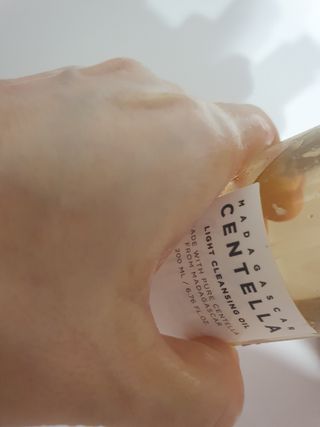 스킨1004 [SKIN1004] 마다가스카르 센텔라 라이트 클렌징 오일 200ml — 4점을 준 리뷰어가 2024년 7월 올린 사용 사진