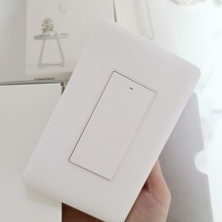 아카라 조명 스위치를 누워서 끄는 방법 (스마트 조명 스위치 2구 + 무선 리모트 스위치 1구 T1, 스마트 허브 E1) — 4점을 준 리뷰어가 2021년 12월 올린 사용 사진