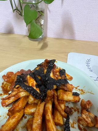 화끈한녀석들 새오똥400g 새우,오징어,똥집 볶음요리 소스,밀떡, 참기름 포함 — 5점을 준 리뷰어가 2022년 12월 올린 사용 사진