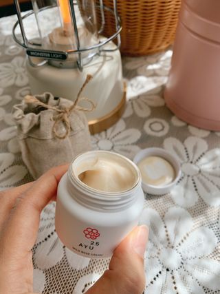 AYU25[아유트웬티파이브]다마스크로즈워터 베이스 천연 수분 촉촉 크림 — 5점을 준 리뷰어가 2021년 3월 올린 사용 사진