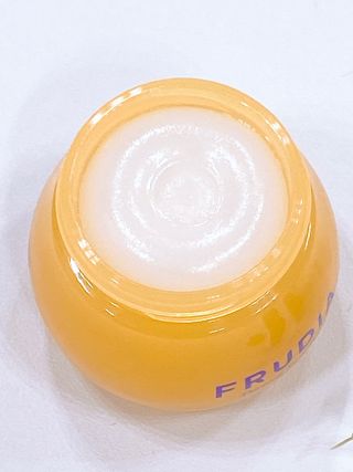 틱톡 [후르디아] 튼입술해결템 올리브영 블루베리 하이드레이팅 허니 립밤 — 4.5점을 준 리뷰어가 2024년 3월 올린 사용 사진