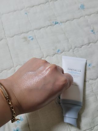 [스킨1004] 마다가스카르 센텔라 히알루-시카 워터핏 선세럼 50ml — 5점을 준 리뷰어가 2024년 5월 올린 사용 사진